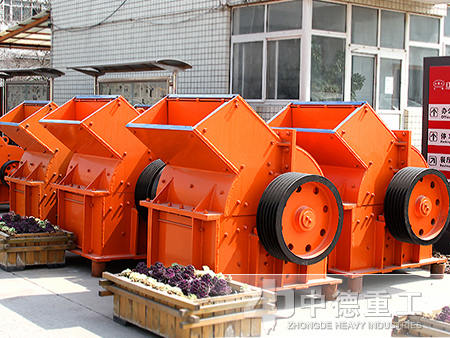 不僅可用于破碎生產(chǎn)線、制砂生產(chǎn)線，也可在選礦生產(chǎn)線中替代圓錐破碎機(jī)。下面我們就具體來看錘式破碎機(jī)應(yīng)用于哪些方面？